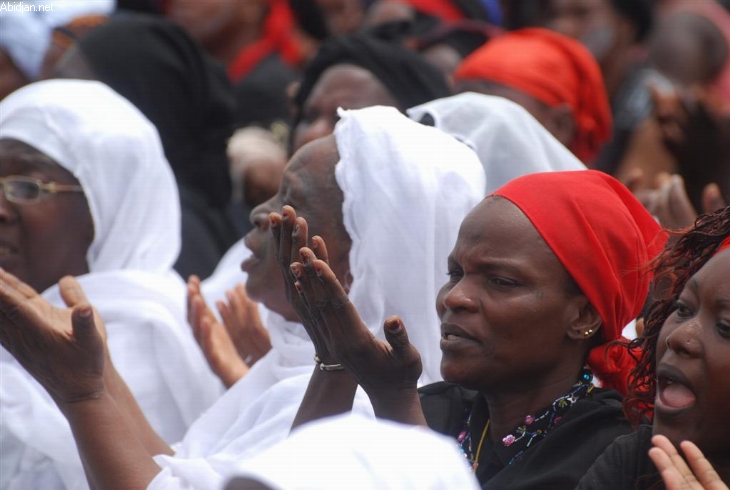 Célébration de la journée internationale de la femme, hier, au Golf hôtel / En présence de Mme Bédié, Noël Dourey chante “Maman”